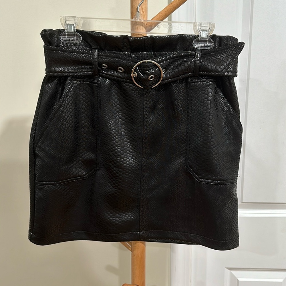 NWT Haute Monde Women’s Large Faux Snakeskin Print Skirt w/belt